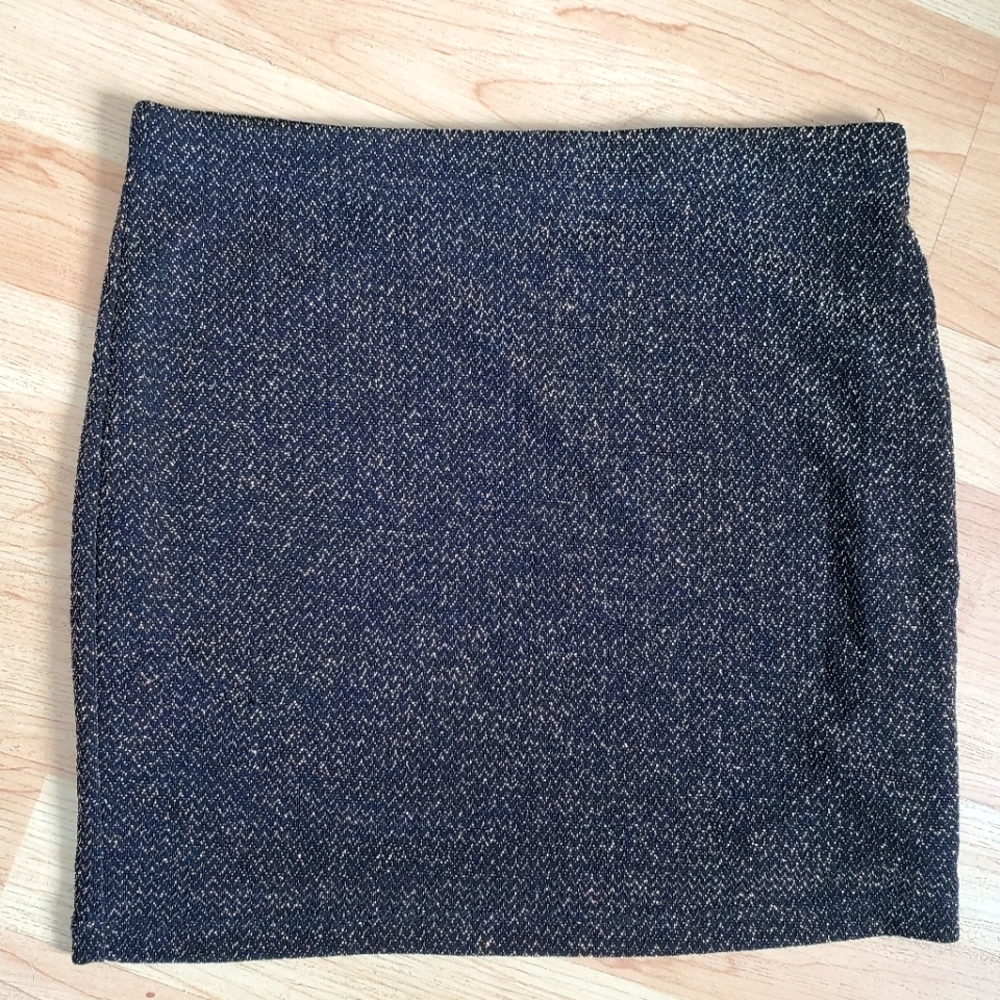 Mini-skirt, metallic. Size Medium.